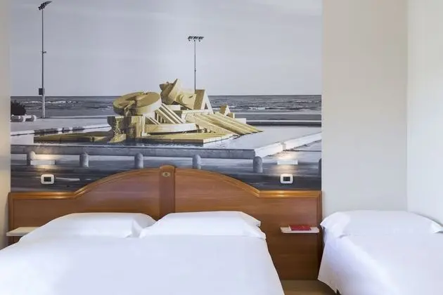 Üç Kişilik Oda, Sigara İçilmez