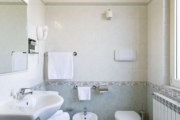 Üç Kişilik Oda, Sigara İçilmez