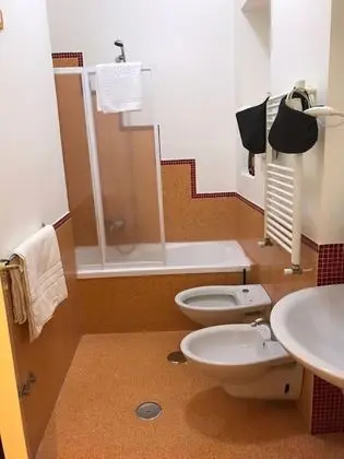 Deluxe Üç Kişilik Oda, Banyolu/Duşlu