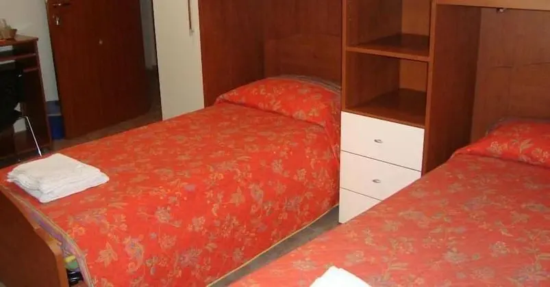 Basic Tek Büyük veya İki Ayrı Yataklı Oda, Ortak Banyo