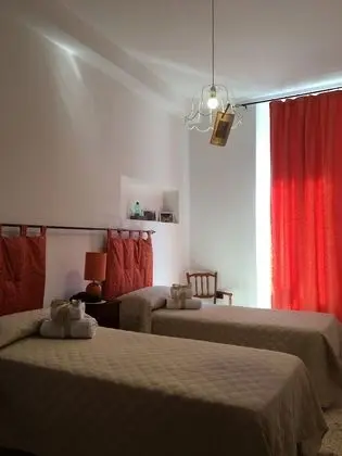 Üç Kişilik Oda, Şehir Manzaralı (1)