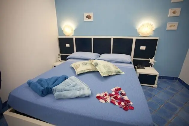 Junior Üç Kişilik Oda, Bahçe Manzaralı (STELLA DI MARE)