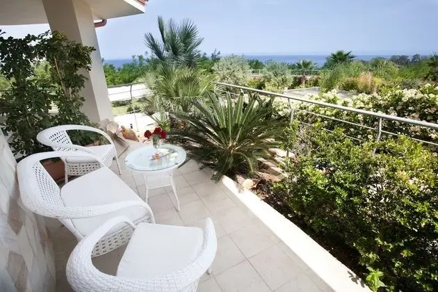 Junior Üç Kişilik Oda, Bahçe Manzaralı (STELLA DI MARE)