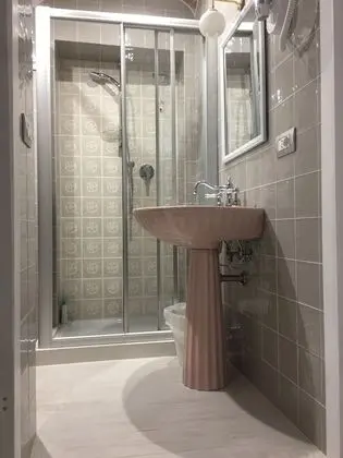 Üç Kişilik Oda, Banyolu/Duşlu