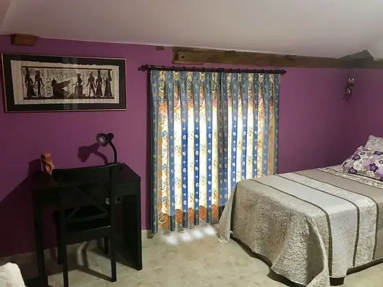 Tek Büyük Yataklı Oda, Ortak Banyo (Lila)