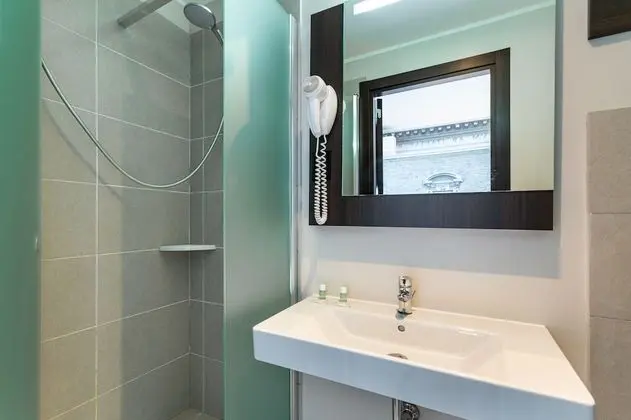 İki Ayrı Yataklı Oda, Sigara İçilmez