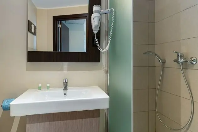 İki Ayrı Yataklı Oda, Sigara İçilmez