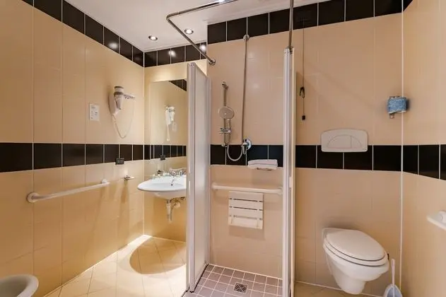 Üç Kişilik Oda, Engellilere Uygun, Sigara İçilmez