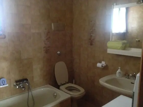 Tek Büyük veya İki Ayrı Yataklı Oda, Ortak Banyo