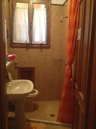 Tek Büyük veya İki Ayrı Yataklı Oda, Ortak Banyo
