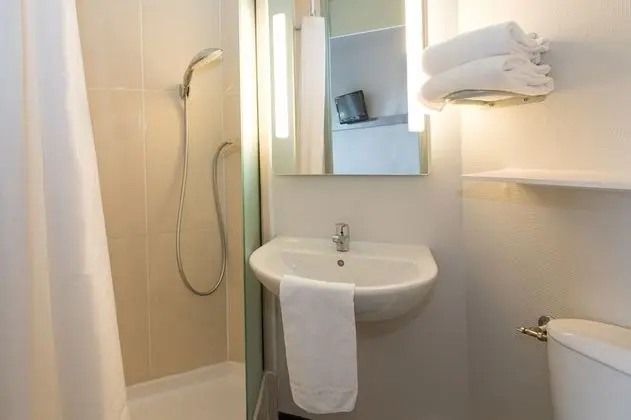 İki Ayrı Yataklı Oda, Sigara İçilmez