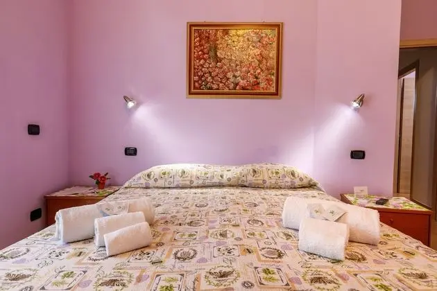 Tek Büyük veya İki Ayrı Yataklı Oda, Ortak Banyo