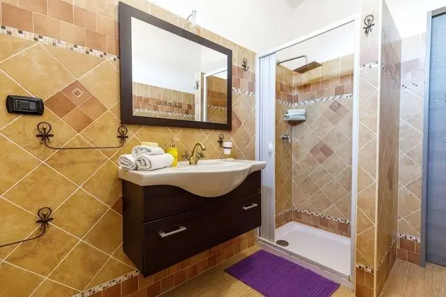 Tek Büyük veya İki Ayrı Yataklı Oda, Ortak Banyo