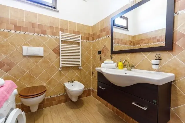 Tek Büyük veya İki Ayrı Yataklı Oda, Ortak Banyo