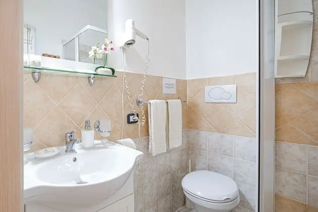 Tek Büyük veya İki Ayrı Yataklı Oda, Banyolu/Duşlu
