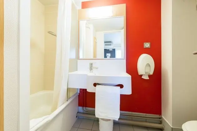 Tek Büyük Yataklı Oda, Engellilere Uygun, Sigara İçilmez