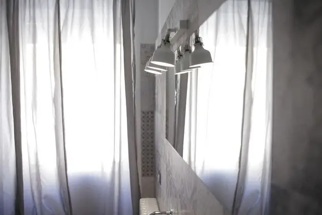 Deluxe Tek Büyük Yataklı Oda (White)