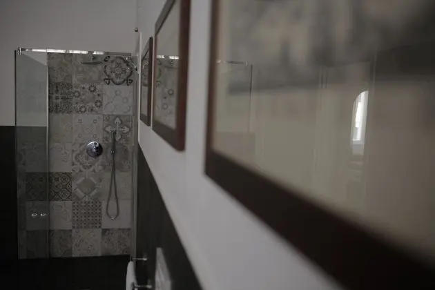 Deluxe Tek Büyük Yataklı Oda (White)