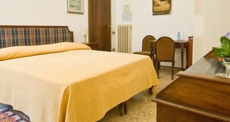 Tek Büyük veya İki Ayrı Yataklı Oda, Ortak Banyo (San Francesco)