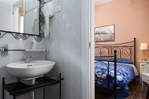 Büyük Yataklı Tek Kişilik Oda