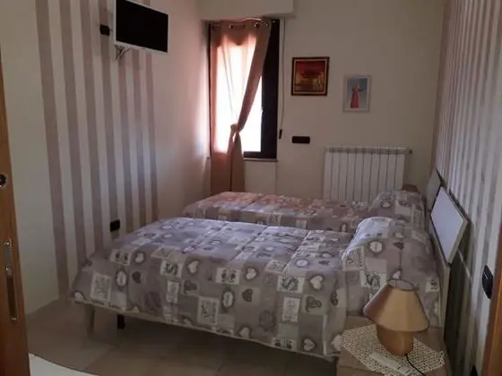 Tek Büyük veya İki Ayrı Yataklı Oda, Ortak Banyo (Stella)