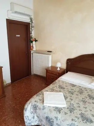 Tek Büyük Yataklı Oda, Ortak Banyo