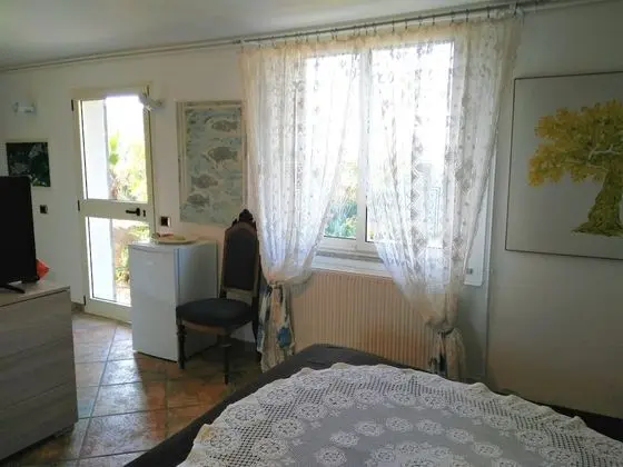 Comfort Tek Büyük Yataklı Oda, Özel Banyo, Bahçe Manzaralı