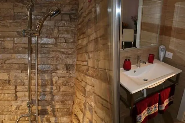 Tek Büyük veya İki Ayrı Yataklı Oda, Ortak Banyo
