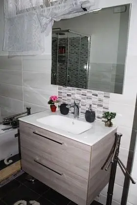 Tek Büyük veya İki Ayrı Yataklı Oda, Banyolu/Duşlu (Alba)