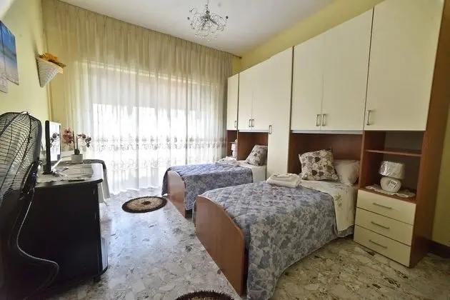 Tek Büyük veya İki Ayrı Yataklı Oda, Ortak Banyo (Luna)