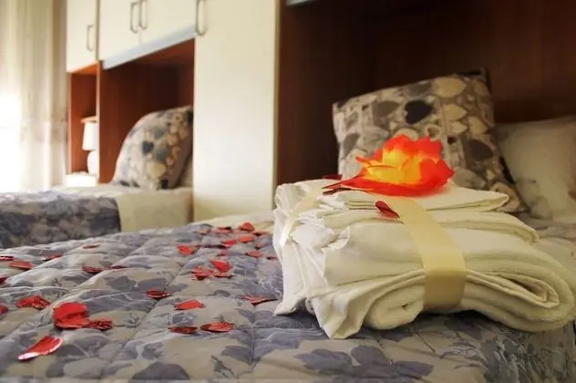 Tek Büyük veya İki Ayrı Yataklı Oda, Ortak Banyo (Luna)
