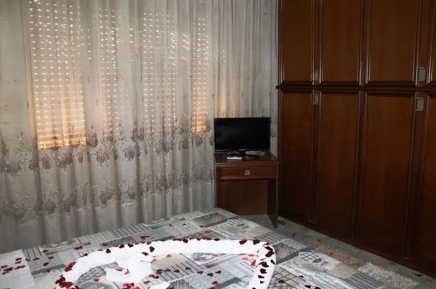 Tek Büyük Yataklı Oda, Ortak Banyo (Stella)