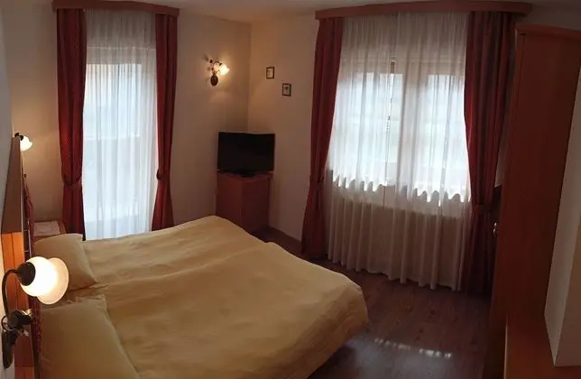 Basic Tek Büyük veya İki Ayrı Yataklı Oda