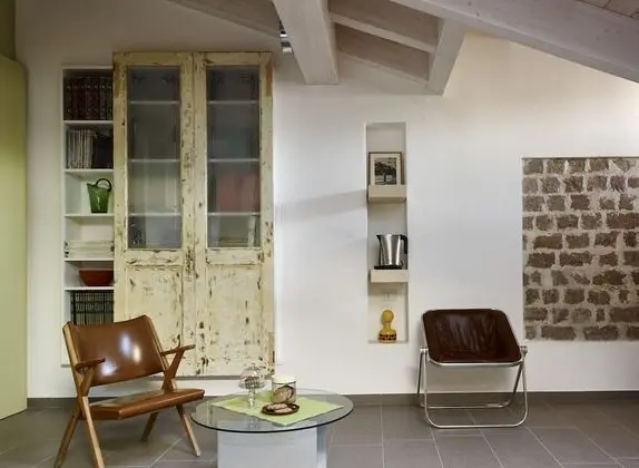 Superior Oda (Stair Access Only)