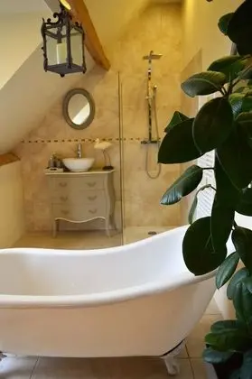 Büyük Yataklı Tek Kişilik Oda