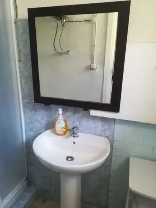 Basic Üç Kişilik Oda, Ortak Banyo