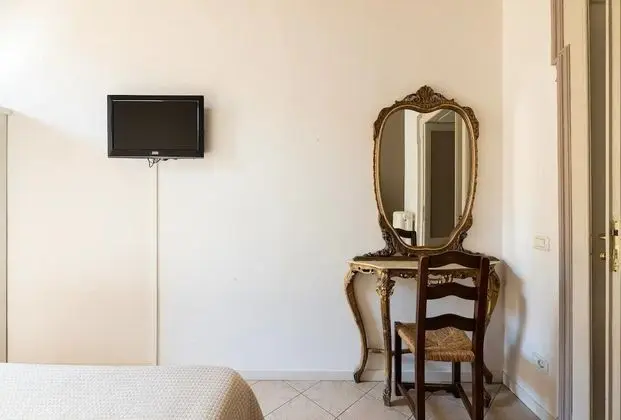 Tek Büyük veya İki Ayrı Yataklı Oda, Ortak Banyo