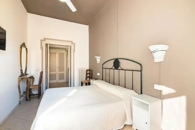 Tek Büyük veya İki Ayrı Yataklı Oda, Ortak Banyo