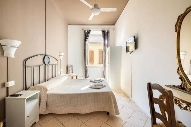 Tek Büyük veya İki Ayrı Yataklı Oda, Ortak Banyo