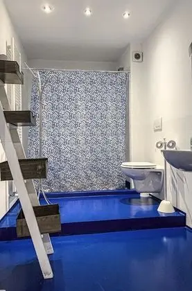 Üç Kişilik Oda, Ortak Banyo