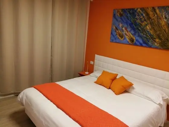 Tek Büyük veya İki Ayrı Yataklı Oda (Orange)