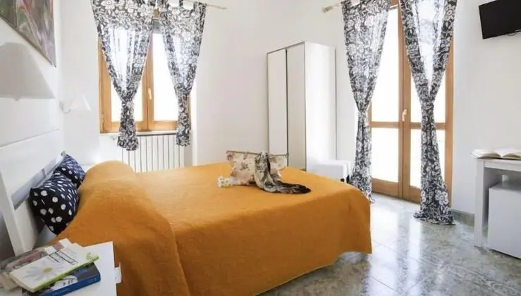 Tek Büyük Yataklı Oda, Balkon, Kısmi Deniz Manzaralı