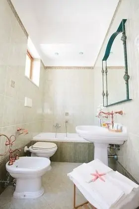 Tek Büyük Yataklı Oda, Balkon, Kısmi Deniz Manzaralı
