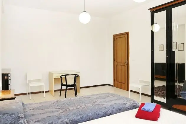 Tek Büyük veya İki Ayrı Yataklı Oda, 1 Çift Kişilik veya 2 Tek Kişilik Yatak (Romana)