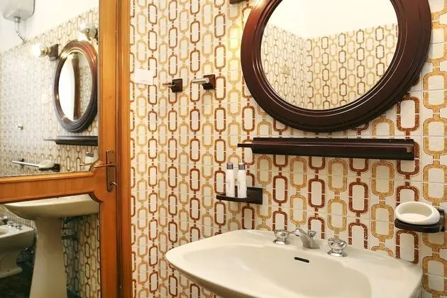 Tek Büyük veya İki Ayrı Yataklı Oda, 1 Çift Kişilik veya 2 Tek Kişilik Yatak (Romana)