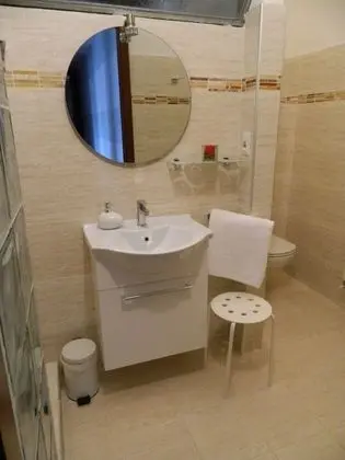 Dört Kişilik Oda, Ortak Banyo