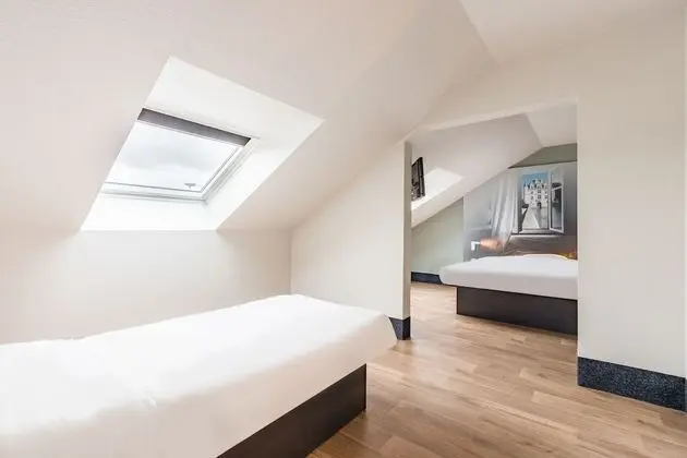 Üç Kişilik Oda, Sigara İçilmez