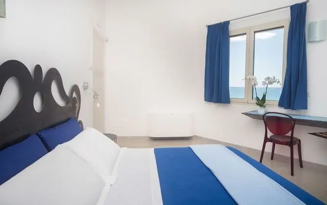 Deluxe Tek Büyük Yataklı Oda, Teras, Kısmi Deniz Manzaralı
