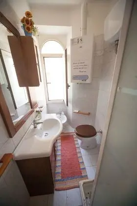 Dört Kişilik Oda, Ortak Banyo