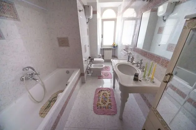 Dört Kişilik Oda, Ortak Banyo